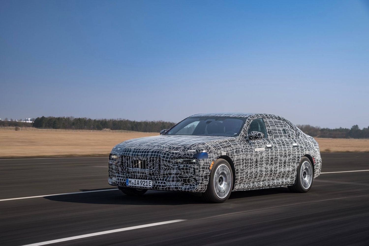 BMW i7 prototype front action